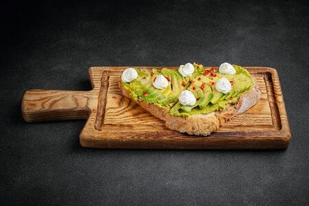 Брускетта с авокадо и рикоттой