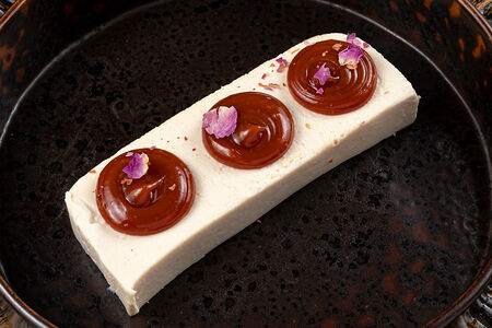 Чизкейк из овечьего сыра с соленой карамелью