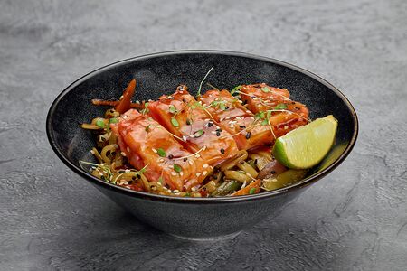 Wok-удон с лососем
