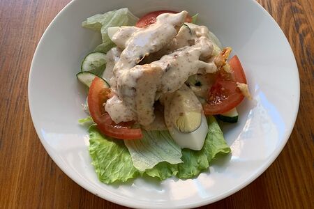 Салат с угрем и ореховым соусом