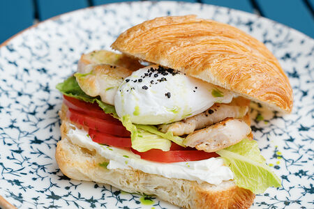 Круассан с куриным филе и яйцом пашот
