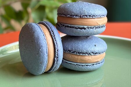 Макарон шоколад-ежевика