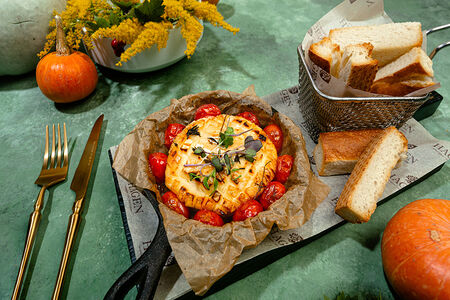 Запеченный Камамбер с томатами