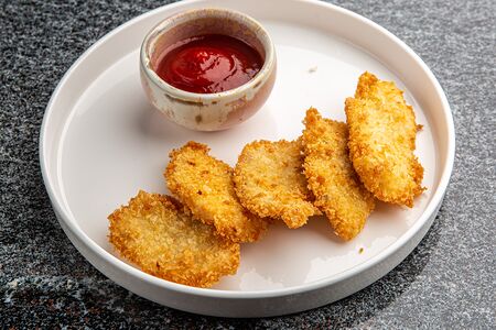 Куриные стрипсы с кетчупом
