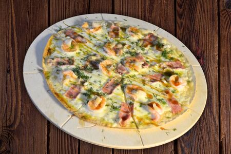 Пицца с креветками и беконом