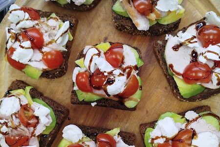 Брускетта с авокадо