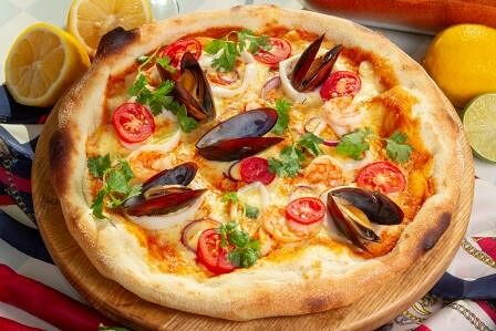 Пицца с морепродуктами в соусе том ям