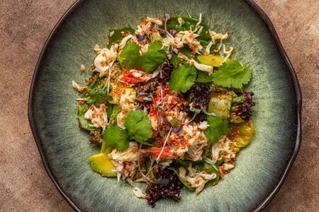 Салат с крабом, манго, авокадо