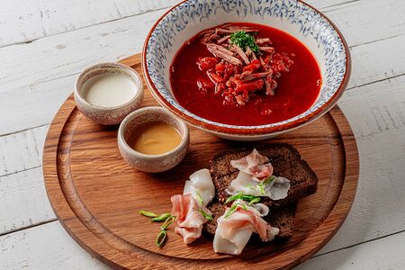 Борщ с говядиной, салом, сметаной и горчицей 