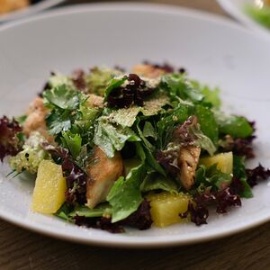 Салат с цыплёнком и маринованным ананасом