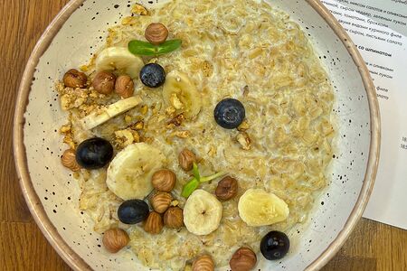 Каша с медом, бананами и орехами