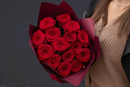 Букет из 15 красных роз Ред Наоми