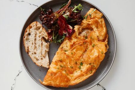 Омлет, глазунья или скрэмбл из трёх яиц