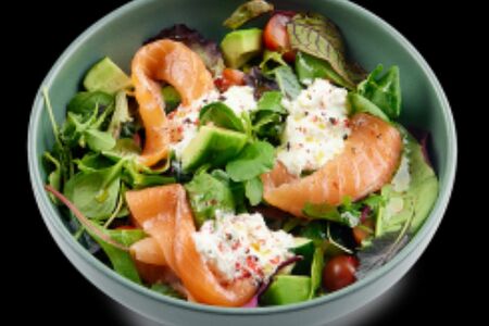 Салат с лососем, авокадо, страчателлой