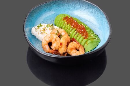 Авокадо с креветками и красной икрой