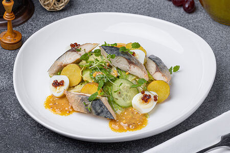 Салат с копченой скумбрией