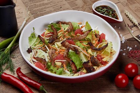 Азиатский салат с ломтиками свинины