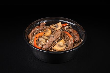 Соба с говядиной в перечно-устричном соусе