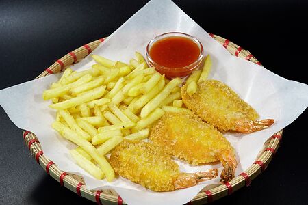 Креветки с картошкой фри