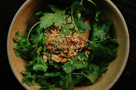 Хрустящий баклажан, мятое авокадо и томаты