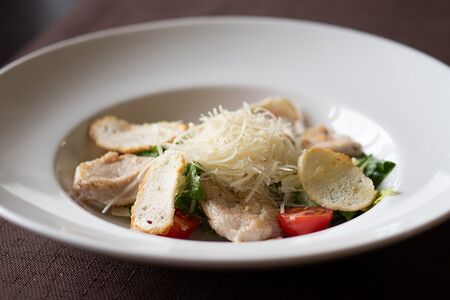 Салат Цезарь с курицей