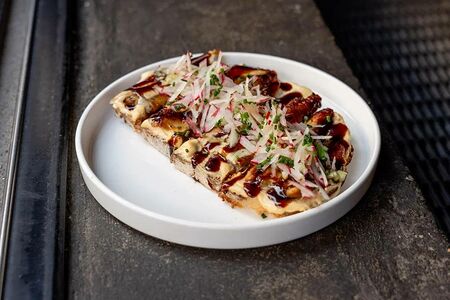 Сморреброд с копченым угрем и овечьим сыром