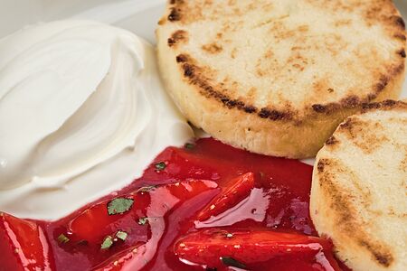 Сырники с клубничным кули