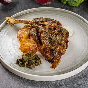 Ягненок на кости с печеным картофелем, мацони и листьями перца