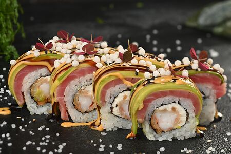 Креветка с тунцом и соусом манго-апельсин