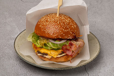 Копченый бургер с картофелем фри