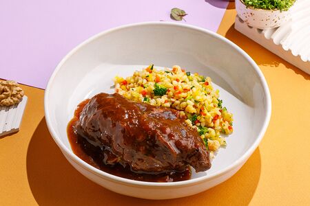 Томленые говяжьи щечки с булгуром 