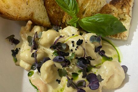 Креветки с бриошь в кешью-шафрановом соусе