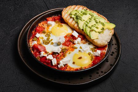 Шакшука с авокадо-тостом hot