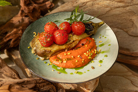 Сицилийский баклажан с кремом из перца с сулугуни