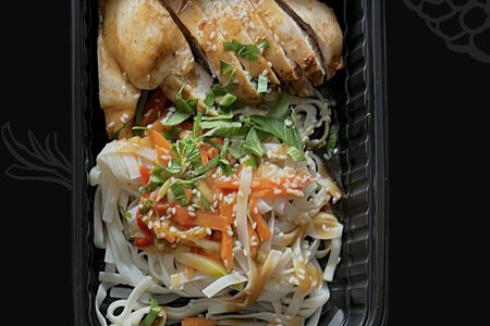 Удон с овощами, филе куриной грудки, соусом терияки и кунжутом