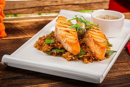 Стейк лосося с рисом и овощами