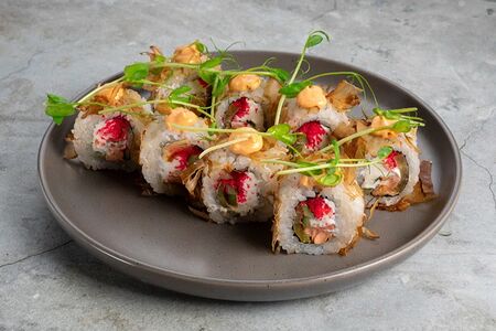 Ролл Бонито с опаленным лососем и стружкой тунца