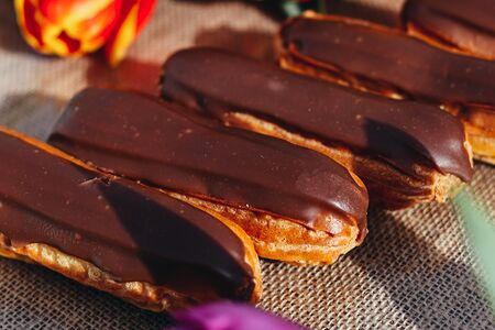 Эклер с шоколадной глазурью