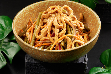 Салат с папоротником и обжаренной свининой