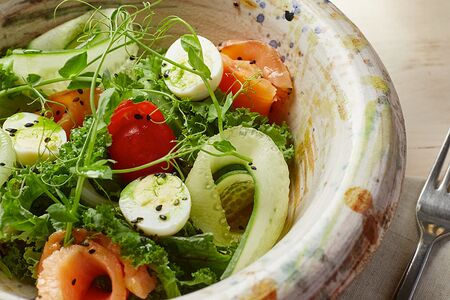 Салат Наш Суздаль с семгой и хрустящими листьями