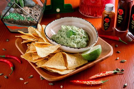 Гуакамоле с кукурузными чипсами начос