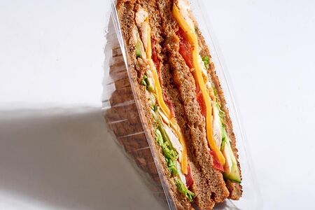 Сэндвич с курицей, сыром чеддер и рукколой