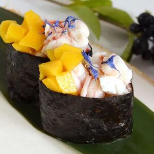Гункан с креветкой и манго