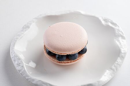 Макарон с сезонными ягодами