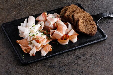 Четыре вида сала с вырезкой из бородинского хлеба