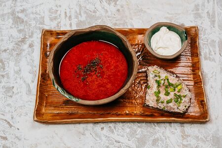 Борщ с томлёной говядиной и сальцем