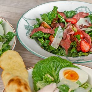 Комбо три салата — салаты с курицей и салат с нежной телятиной