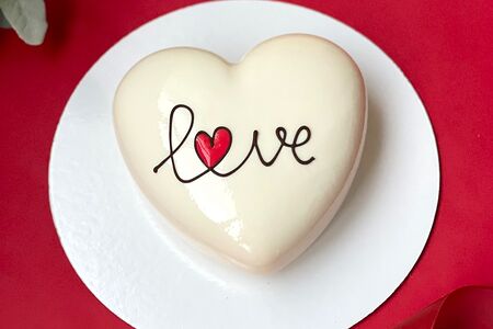 Муссовый торт сердечко Love Белое