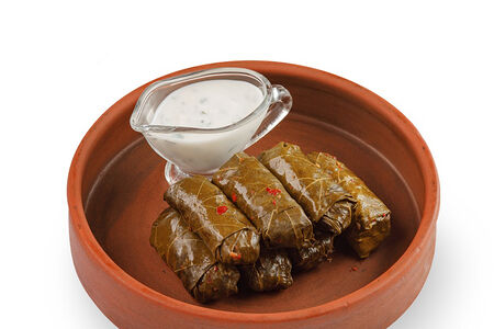 Долма с бараниной и мятным мацони