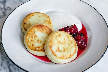 Сырники, вишня и сметана